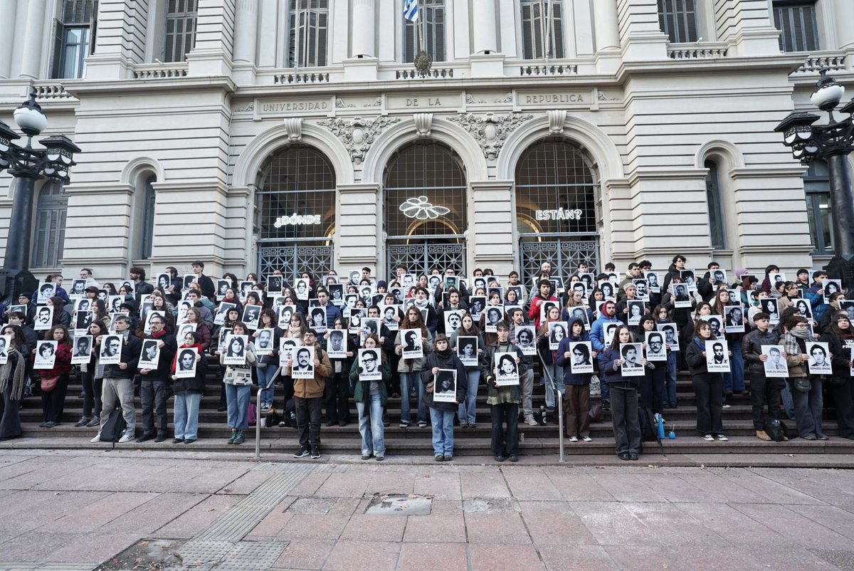 Udelaruy's tweet photo. La Federación de Estudiantes Universitarios del Uruguay (@asceepfeuu) realizó esta mañana el “Amanecer por la memoria”, en la explanada del edificio central de la Universidad de la República, previamente a la #MarchaDelSilencio. https://t.co/UJ8WcePtLu