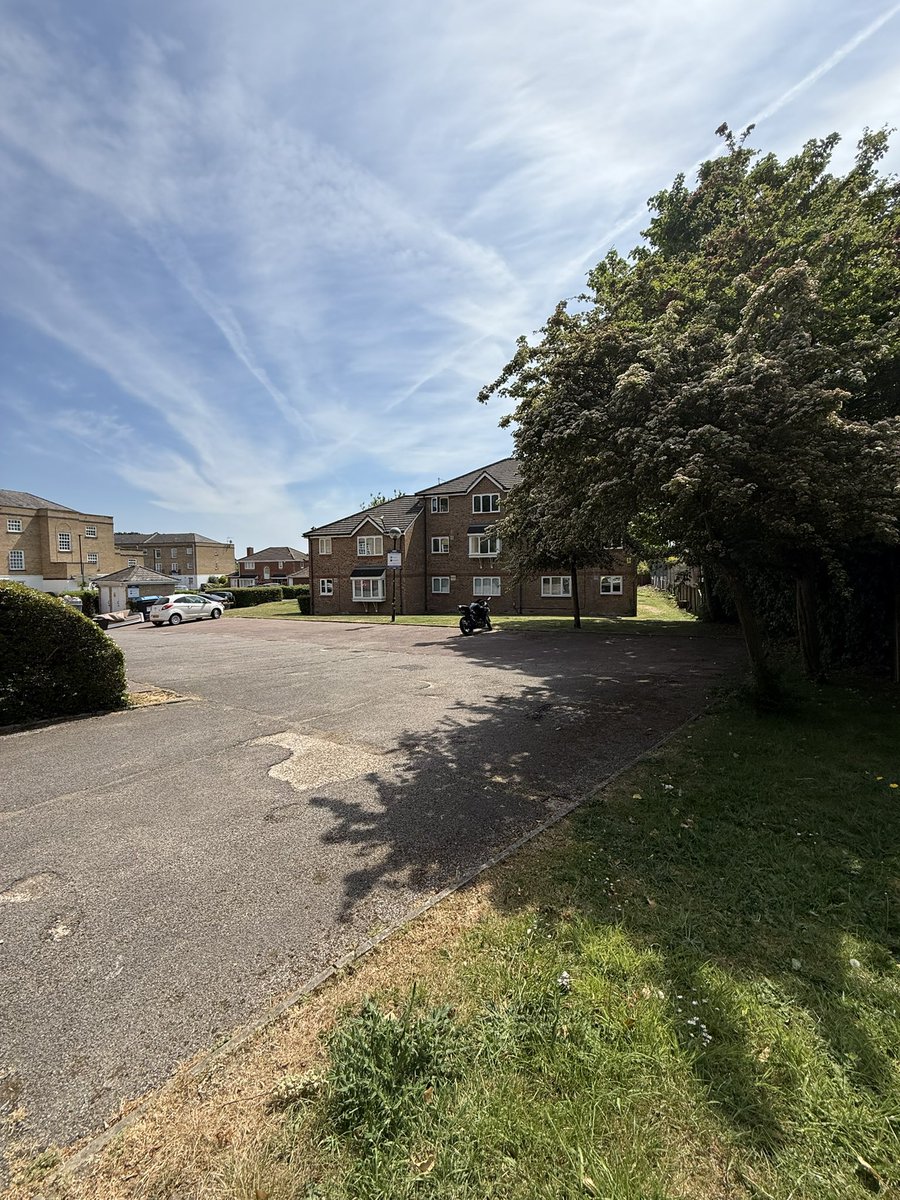 🚨Op Sceptre

Officers have conducted weapon sweeps around the ward this afternoon. Focused on Leigh Hunt Drive, Southgate Tube Station, Dalrymple Close and Ivy Road Allotments. 

We will continue to focus on our hotspot areas,