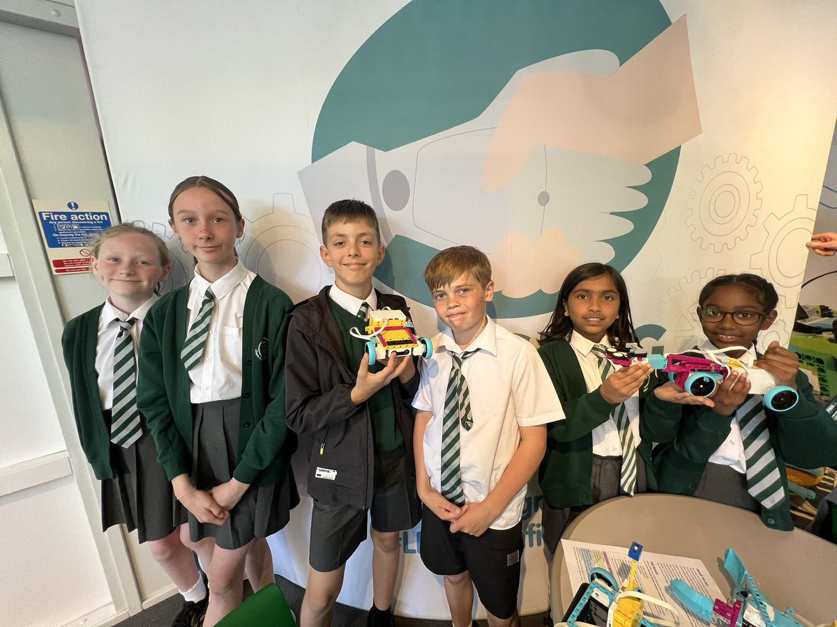 cheamparkfarm's tweet image. What a triumph! Our brilliant coders built their own egg exchange robots today, and after many attempts, they finally achieved a successful exchange! Everyone has been so impressed of their perseverance and ingenuity! #WeAreLEO 🦁 #LEGOSpike @LEOacademies @raisingrobots