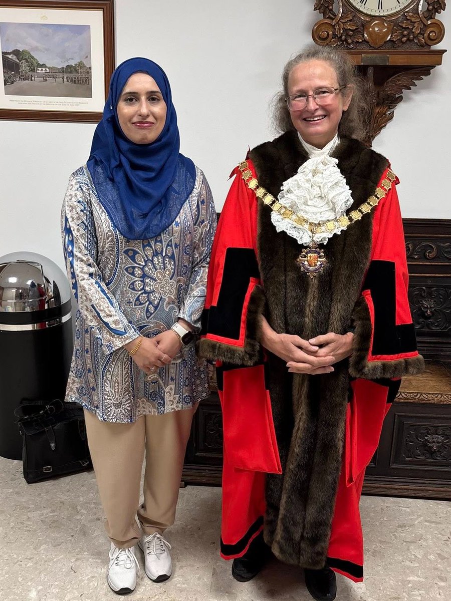 As her final act as <a href="/wokingmayor/">@wokingmayor</a>, Cllr Louise Morales, awarded Kawther Hashmi the prestigious Eminent Citizen award, at last night’s Mayor Making ceremony, recognising her outstanding contributions to the community.
Read about Kawther's achievements ➡️ ow.ly/xcOo50VVwvi