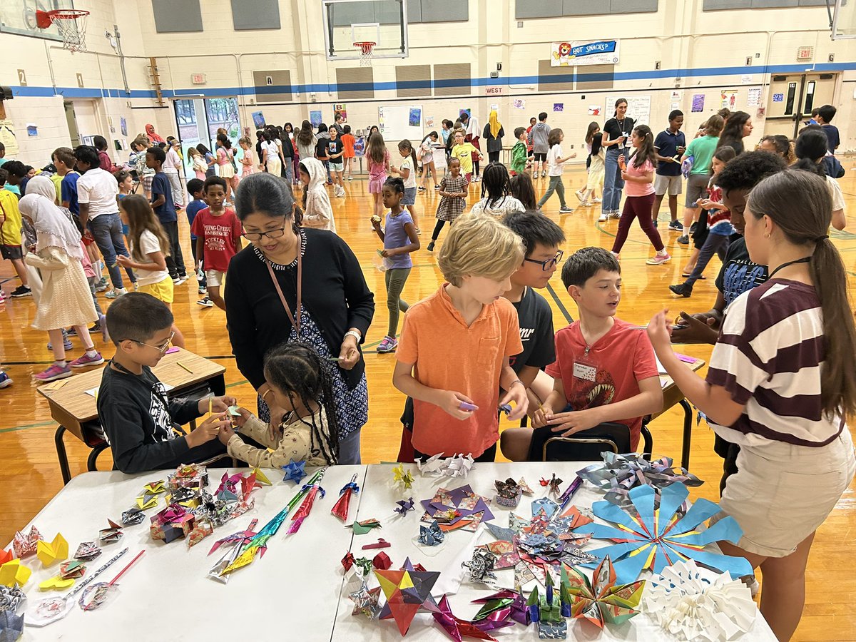amanda_spear4's tweet image. 4th grade Market Day was a success! Students made real world connections and created a business that sold either a hands on product or a service. Loved having so many @MSTMAGNET teachers and students support our young entrepreneurs yesterday. 💵#RISDBeTheOne #PBL #4thgrademath