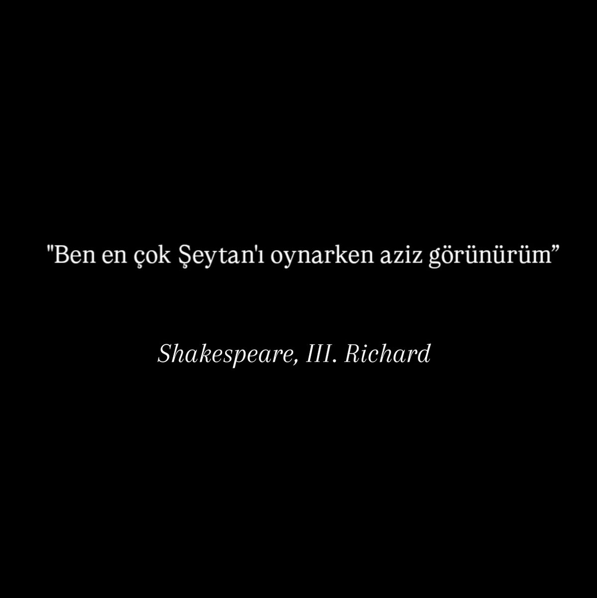 kesfsever's tweet photo. “Ben en çok Şeytan'ı oynarken Azîz görünürüm...” En, en sevdiğim repliklerden biridir yıllardır. 

Bazı insanlar budur. Onlarda tıpkı bir maymun çevikliğiyle bir azizi oynama hüneri vardır. Kendilerini bu role öyle kaptırırlar ki kendilerini bile inandıracak hâle düşerler. Hele küçük bir de tribünleri varsa ve birkaç nefsi okşayan taltif de duymuşlarsa artık tamamen kaptırırlar kendilerini. Hatta bazen bunlar da yetmez kendi kendilerini öven, mastürbatif hesaplar ve numaralarla devam ederler. Ama içlerindeki karanlık taraf boş durmaz, parçalanır ve gizli saklı tertipli kötülükler yapmaya devam ederler gözlerini hasetle diktikleri insanlara.

Bütün uyanık zekâlarına, çevik maymun becerilerine ve çeşitli hünerlerine rağmen oyunun son perdesinde gerçek yüzleri ifşa olur. Hiç şaşmaz... Sadece bazen zaman alır.

Son perdeye dek "Aziz görünenler"e de "Şeytan gösterilenler"e de çarçabuk inanmayın. Sabırla, sessizce ve bilgece... Oyunu son perdesine dek dikkatle seyredin sadece. Çok iyi bakın. Yüzlerindeki o sahte ve şeytanî aziz hilesini göreceksiniz.
