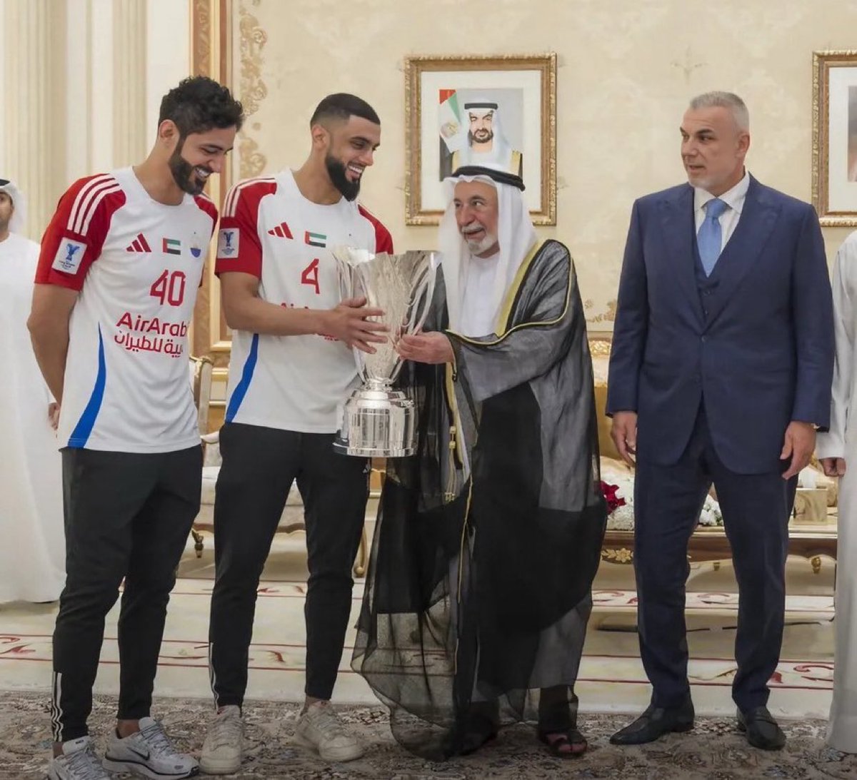 شاهدوا فرحة و ابتسامة والدنا سلطان 🤍

مخطىء من يظن بأن كرة القدم مجرد لعبة 

كرة القدم تفرح المعازيب و الوطن 
كرة القدم حب و انتماء و عشق وولاء 

افرح يا بو محمد .. عيالك أبطال و ملوك آسيا 👑