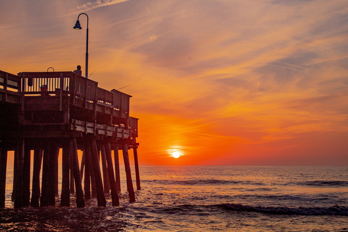 Truly paradise on Earth. 🧡
📍 Little Island Park, Sandbridge – Virginia Beach
📸 Big thanks to Tim for capturing this stunning sunrise moment. 
#virginiabeach #sandbridgeva