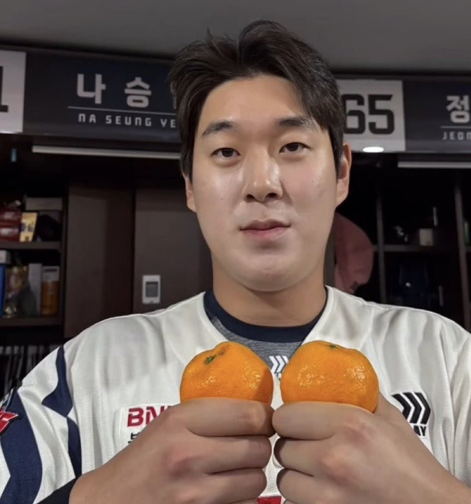2sam2da's tweet photo. #rt

🍊쌍귤승엽🍊

나승엽 홈런치는 날 당발할게요 
홈런쳐서 들어가는 선수만큼 뽑습니다 

은근 작아서 끈달아서 폰��� 달고다녀도 귀여워용 기본으로 D자링 달아서 보내드릴게유 

나승엽 화이팅 https://t.co/0cpF4UZA7h