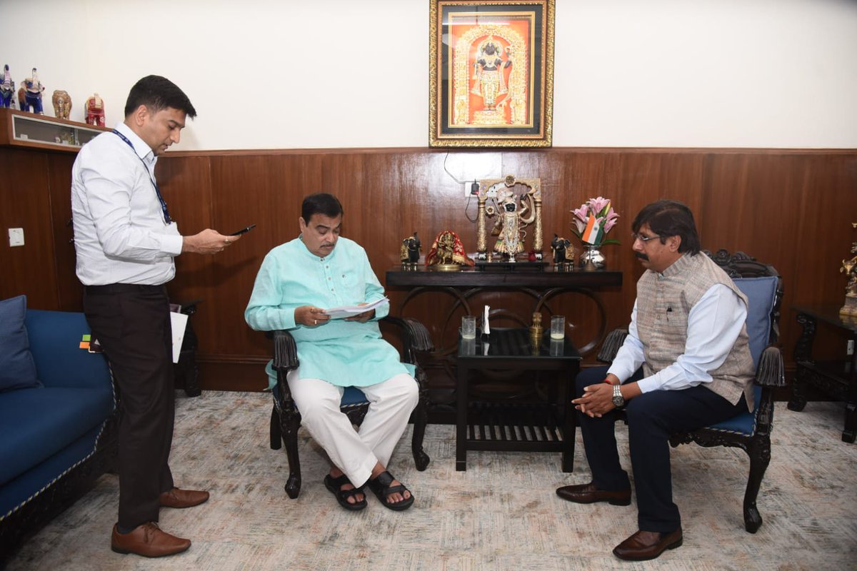 आज नवी दिल्ली येथे केंद्रीय रस्ते वाहतूक आणि महामार्ग मंत्री मा.नितीनजी गडकरी साहेब यांची भेट घेतली. यावेळेस मतदारसंघातील विविध विकासकामांबाबत सविस्तर चर्चा केली व रखडलेली कामे मार्गी लावण्याचे विनंती केली.
<a href="/nitin_gadkari/">Nitin Gadkari</a>