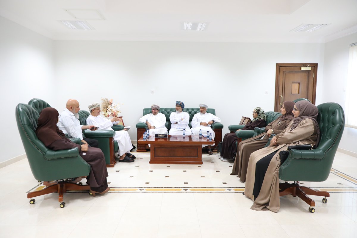 dh_university's tweet photo. اللجنة المشتركة لكلية الطب تتفقد مرافق الكلية
#جامعة_ظفار
ضمن الاستعدادات النهائية لجامعة ظفار افتتاح كلية الطب، التقى صباح اليوم أ.د عامر بن علي الرواس رئيس جامعة ظفار بلجنة التعاون المشتركة لكلية الطب بين جامعة ظفار وجامعة السلطان قابوس ، وفي بداية اللقاء رحب رئيس الجامعة بالضيوف وأشار في حديثه الى جاهزية كلية الطب لاستقبال الطلبة العام الدراسي القادم 2025 – 2026م ، وتم التطرق الى جاهزية البنية التحتية والبرامج الأكاديمية، بعدها قامت اللجنة المشتركة بزيارة ميدانية للكلية للوقوف على تفاصيل مبنى الكلية الجديد والأقسام والقاعات المختلفة، والمكتبة اضافة لزيارة مركز النشاط الطلابي.
وحول الزيارة التفقدية للجنة المشتركة يقول أ.د راشد العبري عميد كلية الطب بجامعة السلطان قابوس ورئيس اللجنة التعاون المشتركة بين الجامعتين المتعلقة بكلية الطب: كانت الزيارة بهدف الاطلاع على المراحل النهائية من استعداد جامعة ظفار لاستقبال أول دفعة في كلية الطب من خلال الاتفاقية المشتركة بين الجامعتين، في هذا المجال من ناحية الإشراف والاطلاع على المراحل النهائية خاصة ما يتعلق بالفصول الدراسية وأيضاً والأجهزة التعليمية والهيئة الأكاديمية والفنية والادارية للكلية والتي تم تعيينها لإستقبال أول دفعة من طلبة كلية الطب، فهذه الجولة حسب الاتفاقية تطلعنا على الخطوات النهائية قبل استقبال الدفعة الأولى في سبتمبر القادم. وحاليا تقوم اللجنة المشتركة بالإشراف على عملية القبول حسب رؤية جامعة ظفار في الاتفاقية وجامعة السلطان قابوس.
كما ستقوم جامعة ظفار أيضاً بمتابعة بعض الشروط الواجب توافرها للطالب قبل الالتحاق بكلية الطب، وقد تكون هذه الزيارة الخامسة لنا وقد سبقتها زيارات واجتماعات أخرى كل فترة سواء لقاءات مشتركة مباشرة أو عبر الاتصال المباشر، كما أشرفنا في اللقاءات المشتركة السابقة على عمليات تعيين الأكاديميين، ونبارك لجامعة ظفار هذا الانجاز ومزيدا من التوفيق بإذن الله.
وتضيف أ.د سليمى بنت عامر البروانية من كلية الطب بجامعة السلطان قابوس عن الزيارة: تم الاطلاع على مرافق كلية الطب، من حيث المختبرات والقاعات الدراسية ومختبرات التشريح والمكتبة وغيرها من الأقسام الحيوية. والاستعدادات والبنية التحتية التي تؤهل الكلية لاستقبال الطلبة مع بداية العام الأكاديمي القادم، مؤكدة أن ما شاهدته يعكس التزاماً بمعايير التميز في التعليم الطبي.
كما أكدت على امتلاك الكلية للمقومات التي تؤهلها لأن تصبح رافدا أكاديميا متميزا، وثمنت جهود جميع القائمين على هذا المشروع، معربةً عن ثقتها الكبيرة في قدرة الكلية على الاسهام الفاعل في العلوم الطبية وتحقيق الأهداف التي ننشدها جميعاً.
وتأتي هذه الزيارات ضمن سلسلة التحضيرات التي تقوم بها جامعة ظفار لاستقبال أول دفعة من كلية الطب خلال العام الأكاديمي 2025 – 2026م بما يُسهم في تعزيز التعليم الطبي والبحث العلمي وتطوير الخدمات الصحية.
https://t.co/NP3tJ4ZFmH
https://t.co/vBCic9dRdH
