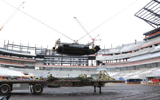 GoStarkTech's tweet image. 32 massive speaker arrays, each 6,000 lbs, are being installed at Highmark Stadium for the Buffalo Bills in 2026! 🎉 Each array has 5 subwoofers and 9 loudspeakers, mounted 191 feet high for an immersive audio experience for Bills Mafia! 🔊 #BillsMafia #HighmarkStadium