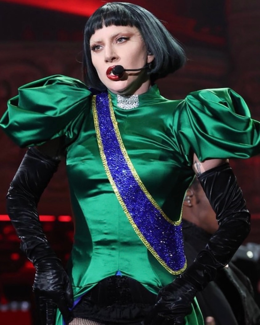 bchartsnet's tweet photo. 🌎 Com novo auge global na carreira, Lady Gaga é a artista #1 no mundo em ranking da Pollstar.

Na última semana, a cantora liderou a parada baseada em vendas de ingressos, rádios e mídias sociais. Recentemente o prefeito do Rio, Eduardo Paes, revelou que 1.5 BILHÃO de pessoas pelo mundo foram impactadas pelo show histórico da artista em Copacabana.