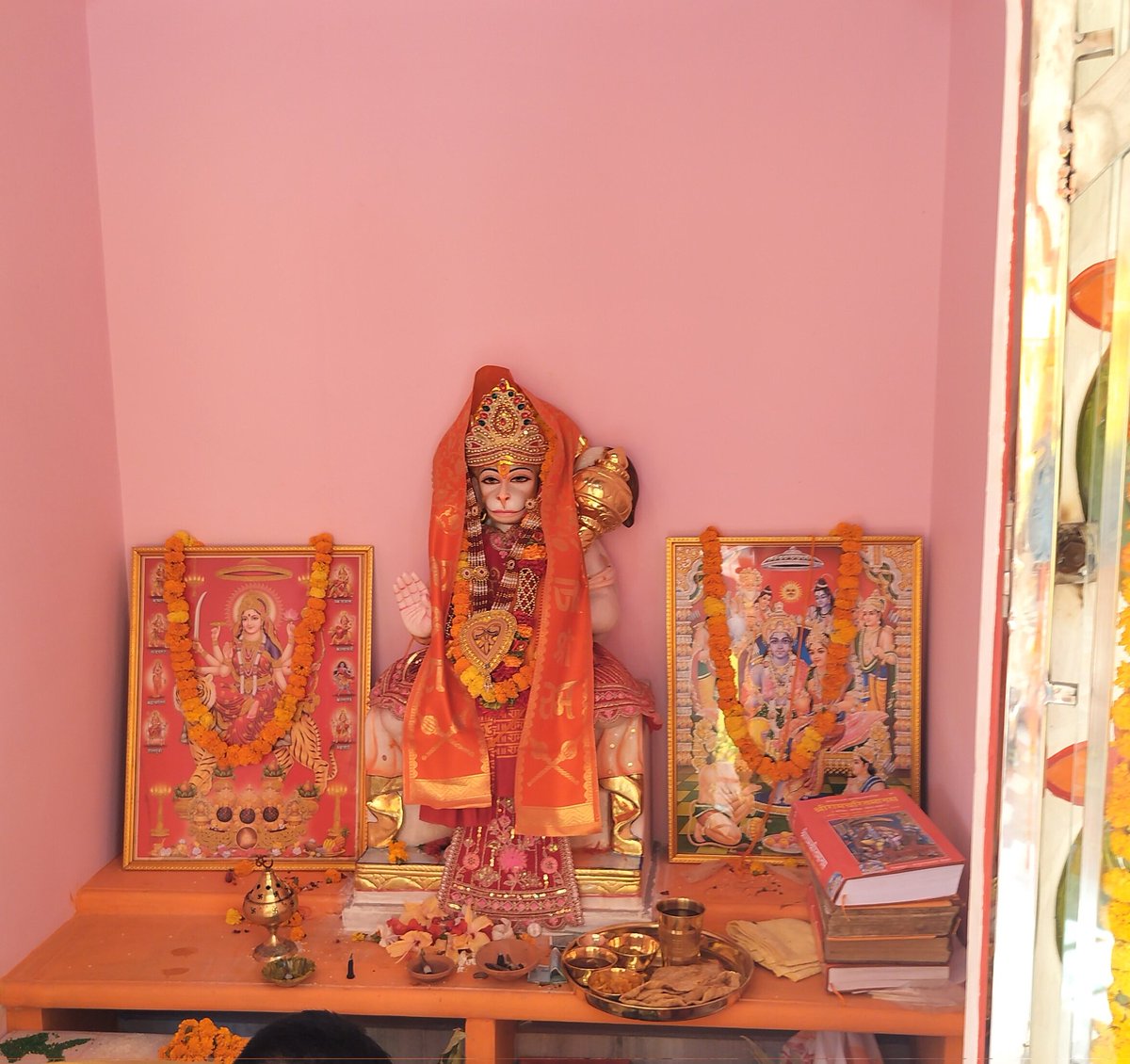 ShaileshAzadSln's tweet photo. महाराणा प्रताप डिग्री कॉलेज, उतुरी सुल्तानपुर में अभिभावक #सदस्य_विधान_परिषद, सुल्तानपुर-अमेठी श्री शैलेन्द्र प्रताप सिंह जी, प्रमुख अखिलेश प्रताप सिंह(डिंपल)जी के यहां श्री बजरंगबली जी के नव-निर्मित मंदिर में आयोजित भव्य महाप्रसाद भंडारे में सम्मिलित होने का सौभाग्य प्राप्त हुआ। https://t.co/I4XNP0Q2Er