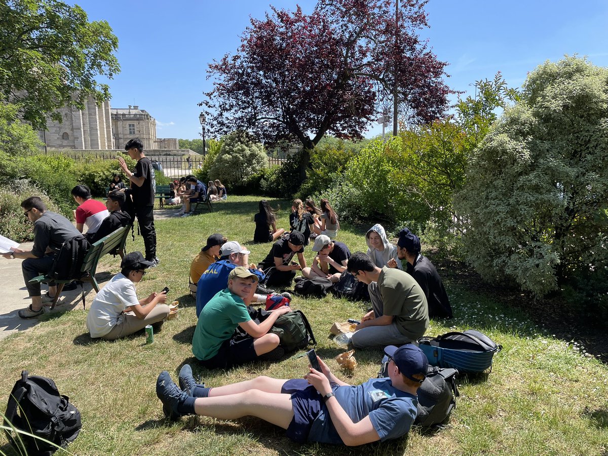 On fait un pique-nique dans le petit parc près du Château de Vincennes. C’est magnifique! <a href="/FinhamPark/">Finham Park School</a> #FPSParis2025