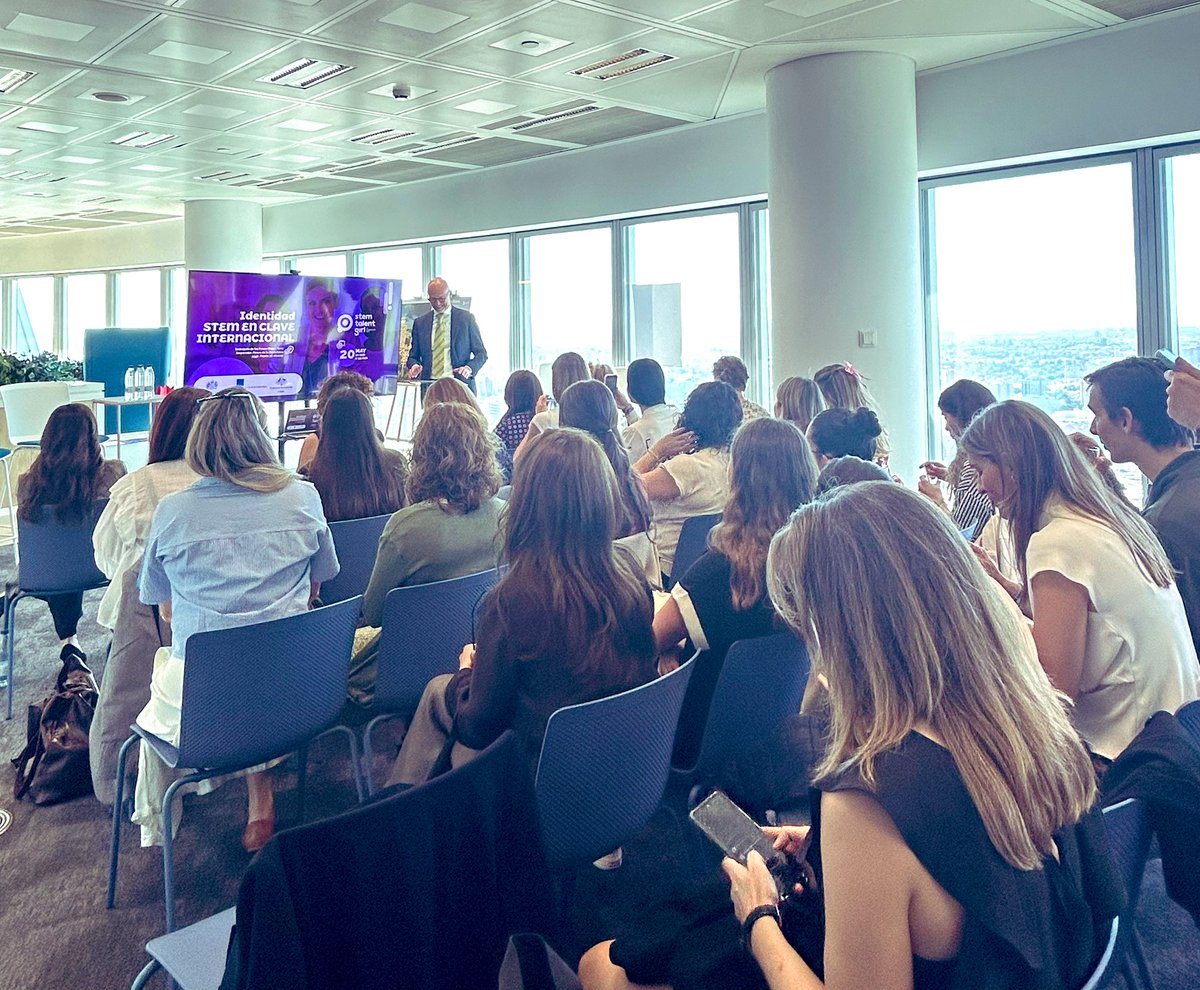 ukinspain's tweet photo. 🔬👩🏻‍🔬Hoy celebramos el evento Woman in Stem en clave internacional, en colaboración con @NLinSpain, la Fundación Asti y @AusEmbEsp en el que participa nuestra Responsable de género y DDHH  @martag_22 junto a los embajadores de @nlinspain y @AusEmbEsp https://t.co/FBhCOgtzHE