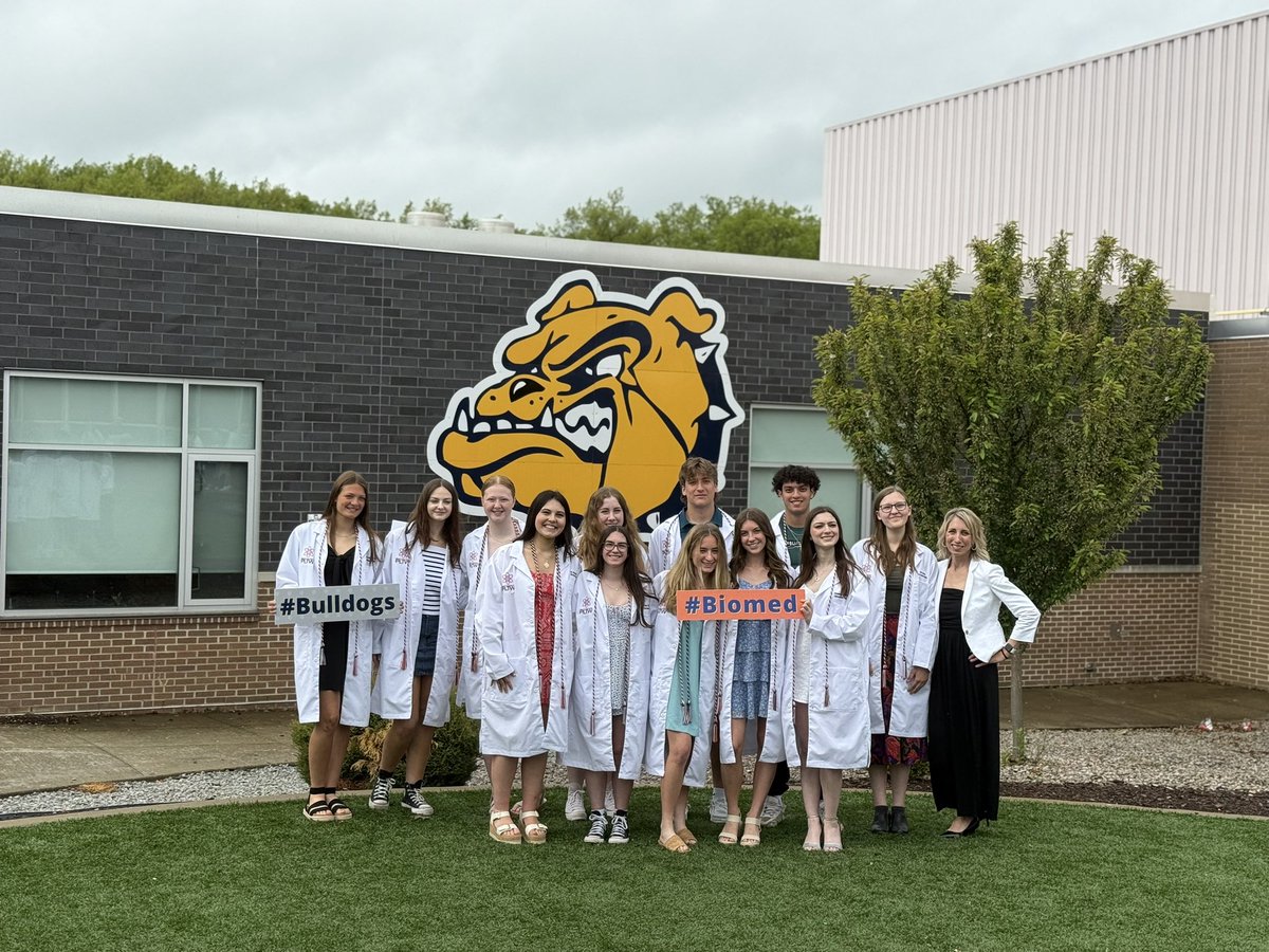 Last week I had the honor of celebrating these amazing Biomed seniors at their white coat ceremony! What an amazing, prestigious group of kids.🩺