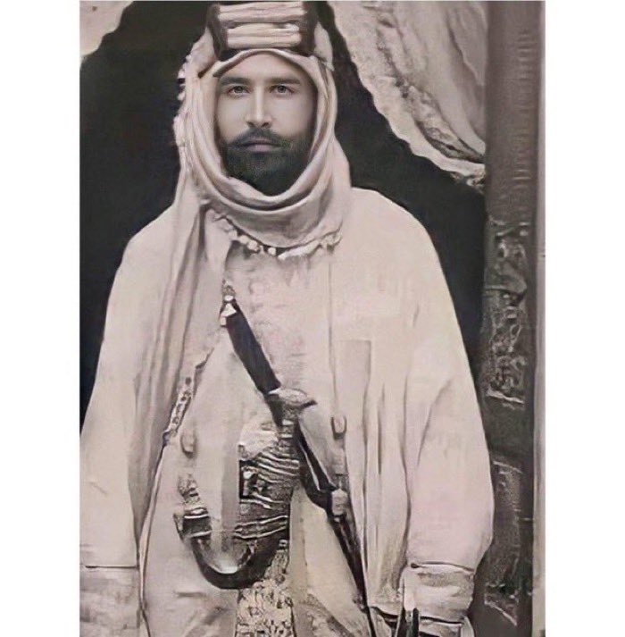 MouloudiaDZ3's tweet photo. هل تعلم ان حفيد الامير عيد القادر الجزائري…. الملقب بعبد القادر الحفيد…. لطم العميل البريطاني ادوارد توماس الملقب بلورنس العرب…علي وجهه …. ولمن لا يعلم يعتبر لورنس العرب مؤسس بضعة دول عربية… وقائد "الثورة العربية الكبري " التي يتفاخر بها البعض.. واليكم قصة الشهيد…🛑 خَفَايا وحقائقْ مُغيبة 
لا يعرفها الجزائريون، عن
( الشهيد الأمير عبد القادر الحفيد )
هذا الضرغام هو الرجل الوحيد في العالم الإسلامي الذي لطم وجه إدوارد توماس ، ضابطِ الاستخباراتِ العسكريةِ البريطانية الملقبِ بـ “صانع الملوك” ( لورانس العرب ).  
نذكر ما كان للشهيد من مواقفَ مشّرفةٍ تجاه قضايا الأمة، عقب احتلال القوات البريطانية لسوريا ولبنان عام 1918م ، وقد أدرك الشهيد مخاطر مشروعهم المدمر للبلدان ، إبَّانَ الحربِ العالمية الأولى ، بعد أن تولى أخوه الأميرُ سعيد الحكومةَ التي سبقت دخولَ قواتِ الأمير فيصل بن الحسين .  
ونالَ الشهيدُ شرفَ بسطِ الأمنِ في دمشقَ إبَّانَ الفوضى الحاصلةِ ، جراءَ انسحابِ القواتِ التركيةِ الألمانيةِ مِنَ المدينةِ . 
ثم بعد كل ما فعله قائد الجيش الرابع الطورانيُّ جمال باشا السفاح العميلُ للإنكليز، وقد نكـﱠل بأسرةِ الأميرِ عبدِ القادرِ بالنفي والقتل سنة 1916م ، كما أنه قتلَ الضابطَ الجزائريَ الكبيرَ في الجيش العثماني الشهيدَ 
( سليم باشا الجزائري ) ابنَ أخي الشيخِ العلّامةِ طاهرِ الجزائري الوغليسي . 
ما كان من أصالةِ الجزائريين بعد كلﱢ ما سلفَ إلا أَن حرصوا على منعِ قواتِ الثورةِ العربيةِ من التنكيلِ بالقواتِ المنهزمةِ مِنَ التركِ والألمانِ ، هذا الأمرُ الذي جعلهم تحت مرمى حقدِ الإنكليز والفرنسيس بقيادةِ الجنرال ( ألمبي )، وكما وصفت المصادرُ البريطانية؛ أن الأخوين الجزائريين
 ( الشهيد عبد القادر ، والأمير سعيد ) كانا هدفاً للاغتيال .  
وكان قد تجسد هذا الحقد عليهما حين دخلت قوات لورانس البريطانية السرايَ الحكوميَّ في دمشق ، وعلم المذكورُ من جواسيسه أن  لدى الأميرِ عبد القادر  نوايا في قتله . 
وقد تَيَقَّنَ لورانسُ من ذلك حينما التقيا في السراي الحكومي ، فانقض عليه الشهيد كالنسر، واستل سيفه، ووضعه في عنقه، وأذلَّه أمامَ الملأ، مخاطباً إياه بأقسى العبارات، والشتائم التي تليق به ، منتظراً أحداً من الجنودِ البريطانيين أن يردوا عليه الصفعةَ التي تلقاها  سيدُهم لورانس كي يفتكَ بهم .
فما كان من القواتِ البريطانية إلا أن عزلت الأميرَ سعيداً عن الحكم، واعتقلته ، ثم أَبعدته إلى حَيفا في إقامة جبرية ، وبإيعازٍ من لورانس نصَبتْ الشرطةُ السريةُ كميناً غادراً اغتالوا فيه الأميرَ عبد القادر الحفيد ، ما جعل وزيرَ خارجيةِ فرنسا ( ستيفين بيشون ) يصرح حرفياً : أن الأمير سعيداً لطالما تآمر ضد فرنسا ، وتعاون مع أعدائنا .
ونحن هنا لم نذكرْ هذه الحوادثَ من مصادرِ الجزائريين التي فصّلت الأحداثَ كي لا يقول قائل؛ أنهم يُزَكّون أنفسهم، بل مصدرها من العدوِ نفسه اعتماداً على مذكرات لورانس، المعروف بكتاب ( أعمدة الحكمة السبعة ) ، والذي كان قد اختصره الدكتور حسين إيبش، وترجمه إلى اللغة العربية .
وقد وصف لورانس في مذكراته الأميرَ الشهيدَ بالعدوِ القديم ، كما، وذكر المؤرخ مالكولم راسل في كتابة؛ " الدولة العربية الحديثة الأولى في الشرق الأوسط " الذي نشر في عام 1987م تصريحاتِ وزير الخارجية الفرنسي ستيفين بيشون في الأخوين الجزائريين .   
وما شهادة العدو فيهما
إلا وسام شرف لهما. هنا #الجزائر  #افتخر_بتاريخك  #ارفع_راسك_انت_جزائري