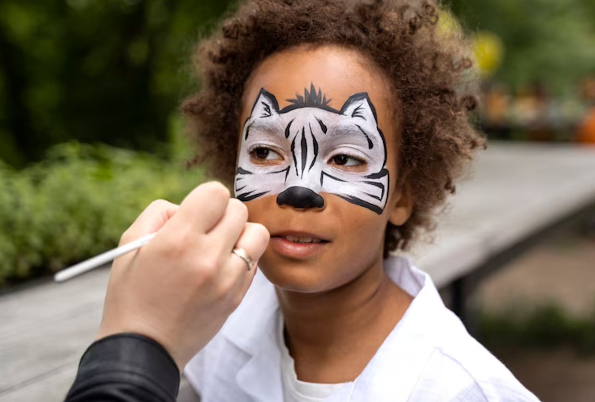 “A Rua como Tua” faz-se com todas e todos!
No dia 1 de junho, a Praça Central de Queijas enche-se de vida, brincadeira e partilha com o envolvimento de quem faz parte da comunidade todos os dias. 
Praça Central de Queijas
9h30 às 13h00
Música, oficinas, brincadeira e muito mais!