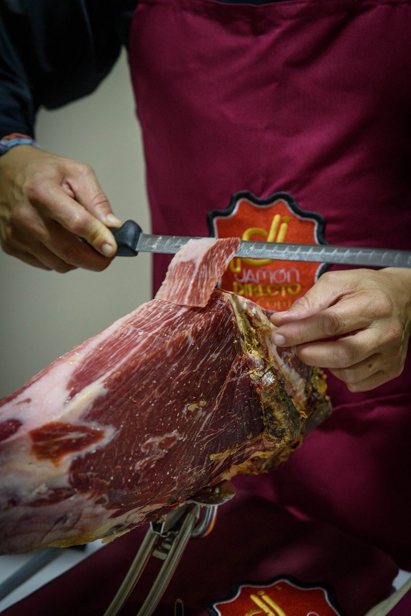 El jamón ibérico tiene unas características únicas que lo hace excepcional 💫. Sorprende a los tuyos con el sabor, aroma y textura de <a href="/TuJamonDirecto/">Tu Jamón Directo</a> 👌🤤 acortar.link/H9FjLn