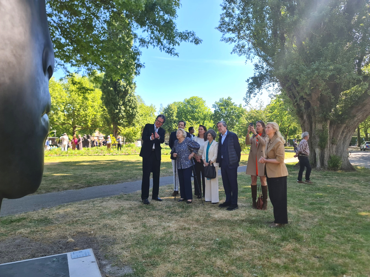 MuseoGabarron's tweet photo. Inaugurada oficialmente #ARTZUID2025 en Ámsterdam, con la presencia de S.A.R. la Princesa Beatriz de los Países Bajos, el comisario Ralph Keuning y la directora Cintha van Heeswijck. https://t.co/Bl3Oglq0Sc