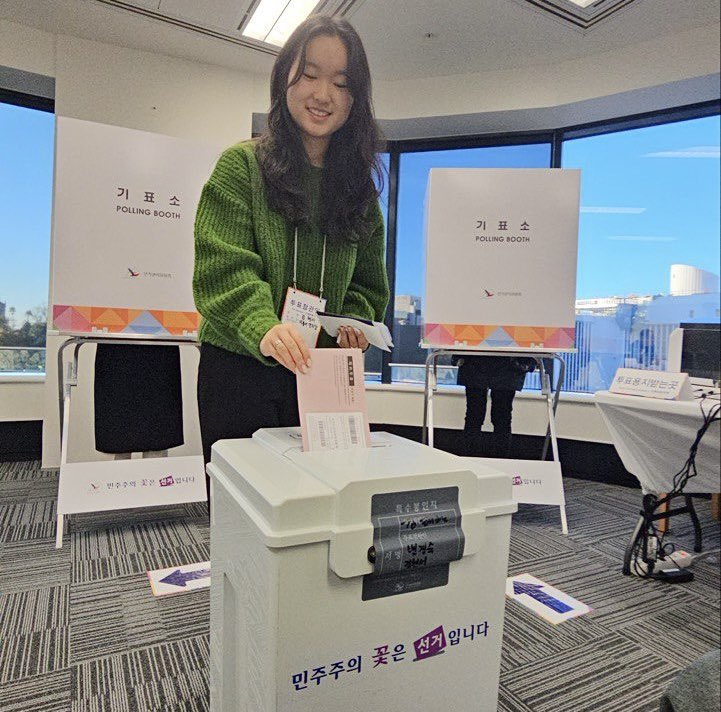 재외국민 투표가 시작된 오늘,
전 세계에서 가장 먼저 소중한 한 표를 행사해주신 2006년생 김현서님을 소개합니다.

뉴질랜드 오클랜드에 거주하시는 현서님은 생애 첫 투표를 위해 밤을 꼬박 새우며 투표소가 열리기를 기다렸다고 합니다.

낯선 이국 땅에서 대한민국의 미래를 간절히 꿈꾸며 달려온