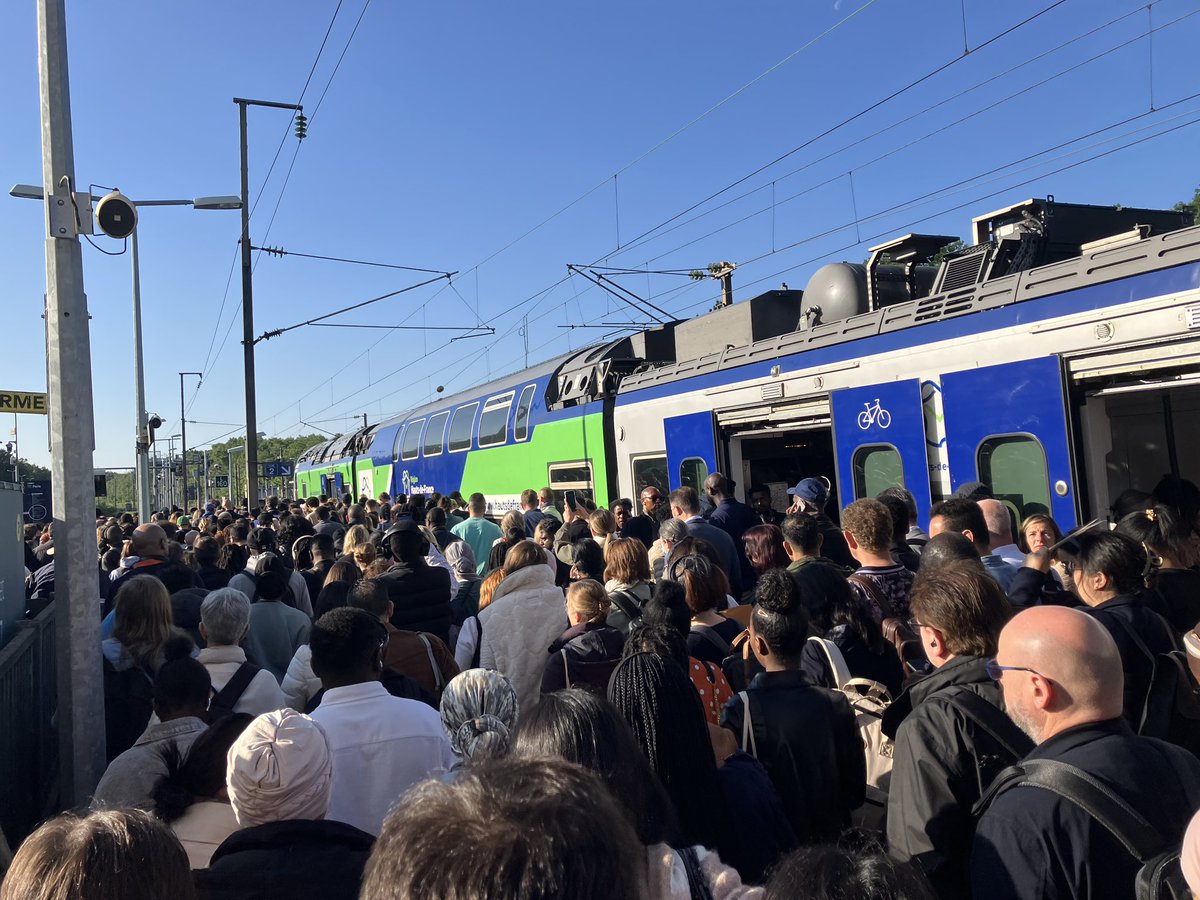 mimylie's tweet photo. @TERHDF Et encore une fois l’info aux voyageurs est catastrophique. Après avoir ete débarqués de notre TER à Orry vers 8h20, laissé passer 1 autre TER + 1 RER, on a enfin pu partir à 8h50. Aucune annonce dans le train actuel et on roule à 2 à l’heure depuis 30mn !!!! https://t.co/pi7YFZ2sMB