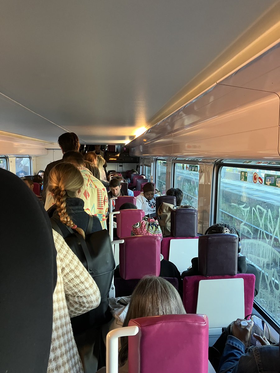 <a href="/TERHDF/">TER Hauts-de-France</a> Et encore une fois l’info aux voyageurs est catastrophique. Après avoir ete débarqués de notre TER à Orry vers 8h20, laissé passer 1 autre TER + 1 RER, on a enfin pu partir à 8h50. Aucune annonce dans le train actuel et on roule à 2 à l’heure depuis 30mn !!!!