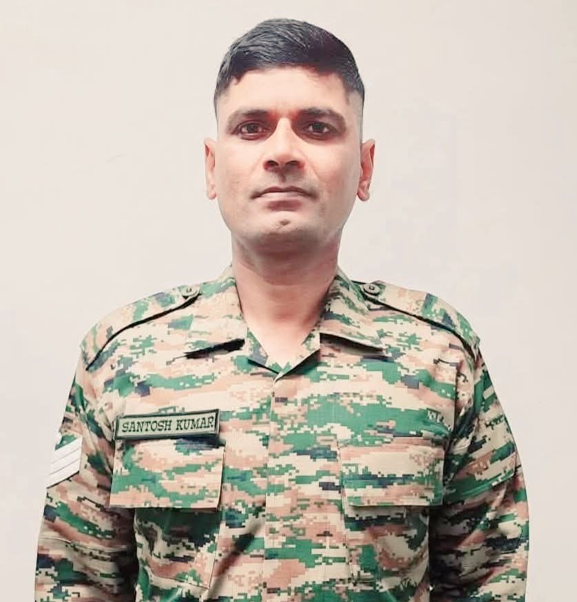 जम्मू-कश्मीर के नौशेरा सेक्टर में भारत माता के वीर सपूत, भागलपुर (बिहार) के इस्माइलपुर प्रखंड अंतर्गत ग्राम भिट्टा निवासी भारतीय सेना के हवलदार श्री संतोष यादव जी ने देश की रक्षा करते हुए सर्वोच्च बलिदान दिया।
 हम वीर शहीद हवलदार संतोष यादव जी को शत-शत नमन करते हैं।
#IndianArmy