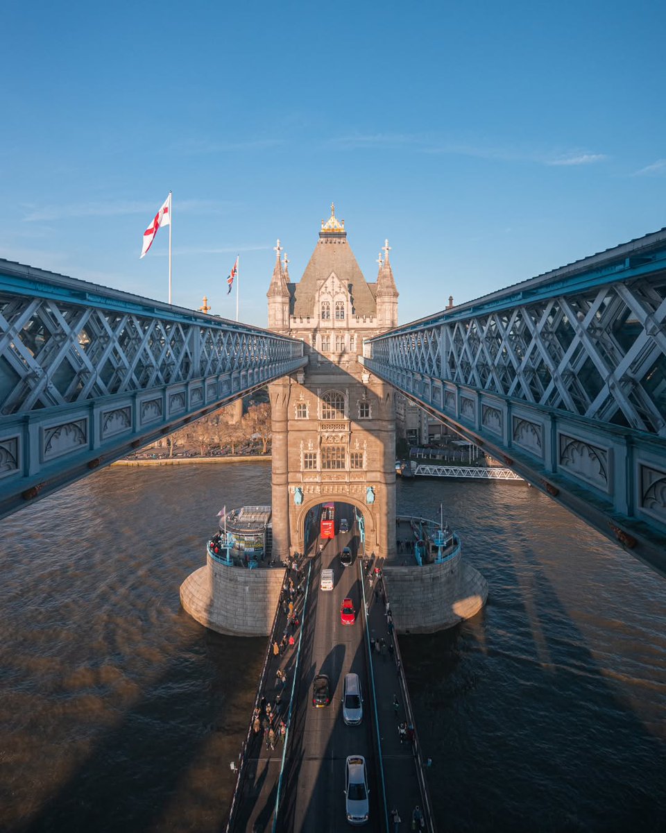 Selfie time @towerbridge, say cheese! 📸  [📸 <a href="/chrisjdalton/">Chris Dalton</a>] #LondonMakesItPossible #VisitLondon  ow.ly/Z3pg50VTQ5N