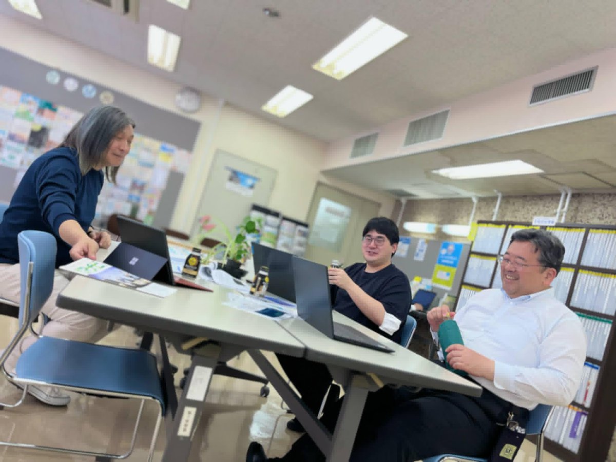 adachiNPOmckt's tweet photo. <<📷センター長集合📷>>
足立区NPO活動支援センター
📷現センター長　高田
📷前センター長　須藤
📷前々センター長　橋爪
3名が集まり、地域貢献活動に関わる皆様にもっと出来る事はないか？白熱？した会議が繰り広げられています！
ご相談やご意見等がございましたら、いつでもお待ちしております。 https://t.co/mz4W4c0kCH