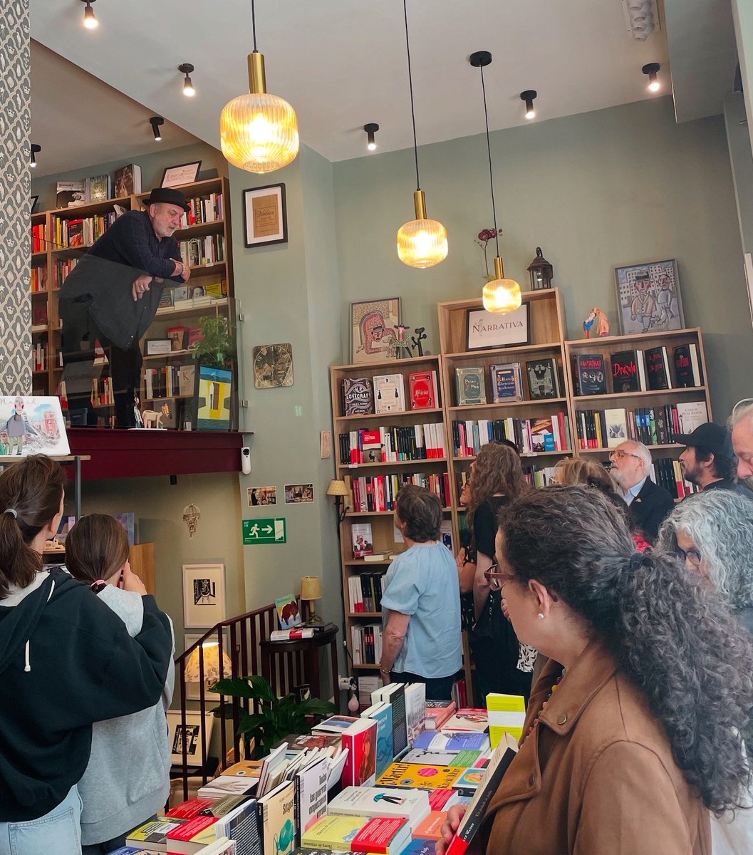 libreriacelama's tweet image. Admiraba el trabajo de Antonio Santos desde hacía tiempo, y de repente sus grabados, cuadros y figuras se encuentran (hasta el 15 de junio) formando parte de Celama.
Creo que sus personajes, tan curiosos, bonitos y personales, encajan muy bien en un reino mágico. ♥️