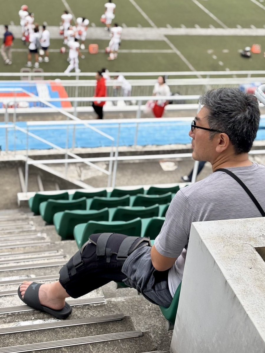 kentayamada63's tweet photo. 週末、法政 対 日大のアメフトの試合を観てきました。

母校の試合ではない上、足の怪我を抱え、余程の試合ではない限り観に行かないところですが、どうしても観たい衝動に駆られ。

そして、本当に行って良かった。

心から感動し敬服した。

夢と希望のない中、人はこれだけ強くなれるんだと。

決して多くない部員数。
かつてほど、名を馳せた高校生選手を取れるわけでもない状況。

にも関わらず、高い志しがあれば、鍛錬を積めば、ここまで強くなれるという事実。

ほぼミスのない完璧な集中力。
鍛え抜かれたフィジカル。
完璧な連携。

驚愕、驚嘆、言葉が見つかりません。

強いとは聞いていましたが、昨年のチャンプ相手に完封勝ち。

心から日大のカムバックに祝福を贈りたい。