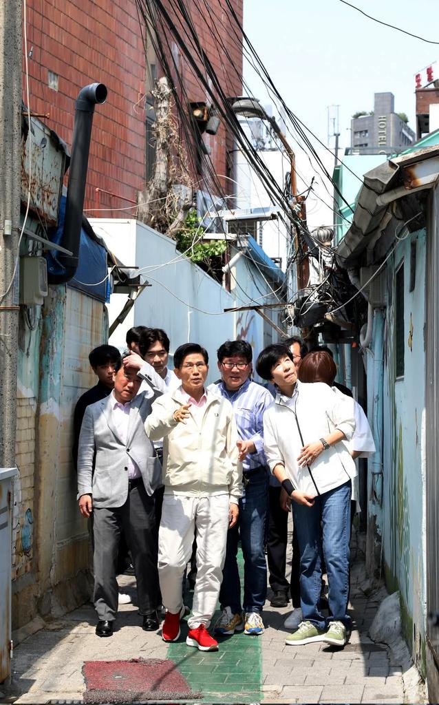 kimmoonsooII's tweet photo. 영등포역 근처에 있는 쪽방촌을 찾았습니다. 

좁디좁은 골목길 양옆으로 마치 닭장 같은 쪽방들이 빼곡하게 밀집해 있습니다. 1970년대 조성된 영등포 쪽방촌은 산업화에 밀려난 도시의 빈민들이 몰리면서 형성된 단지입니다. 

지금은 379명의 주민이 살고 있으며 그중 75%가 기초생활수급자입니다. 반세기가 지났건만 시간이 멈춘 듯 옛날 그대로의 모습이어서 안타까웠습니다. 

쪽방 안으로 들어가 어르신의 손을 잡아드리고 잠시나마 위로해 드렸습니다. 

방안은 숨이 턱턱 막힐 정도로 무덥고 답답해 몇 분도 지나지 않아 땀이 나올 지경이었습니다. 반세기 세월 방치돼 온 영등포 쪽방촌이 새로운 아파트단지로 탈바꿈됩니다. 

LH와 SH가 자금을 마련해 이 지역 일대를 임대주택으로 만드는 계획을 추진하고 있습니다.  만시지탄이지만 다행입니다.

젊은 시절 구로공단 노동자로 살아본 저 김문수는 도시 빈민의 삶이 얼마나 고단한지 그 누구보다 잘 알고 있습니다. 더욱 낮은 곳에서 더욱 뜨겁게. 

국민의힘 기호 2번 김문수는 초심을 잃지 않고 국민을 섬기는 ‘서민 대통령’이 되겠습니다.

새롭게, 앞으로!
위대한 대한민국!
정정당당 김문수!