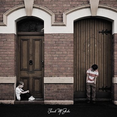 «لا يوجد شخص رائع طول الوقت؛ ولا يوجد شخص كامل الوصف..
   ولكن هناك دائمًا شخصًا يملأ فراغًا؛ ويداوي ألمًا؛ ويستر عيبًا؛ وينسى خطئًا..
   هناك هفوات يلزمها تغافل، ولحظات ضيق في صدر أحدهم يحتويها اتساع صدر الآخر»..