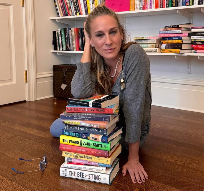 populicc's tweet photo. Sarah Jessica Parker: "Günde 2 kitap bitiriyorum." https://t.co/z2Uu8nJdVw
