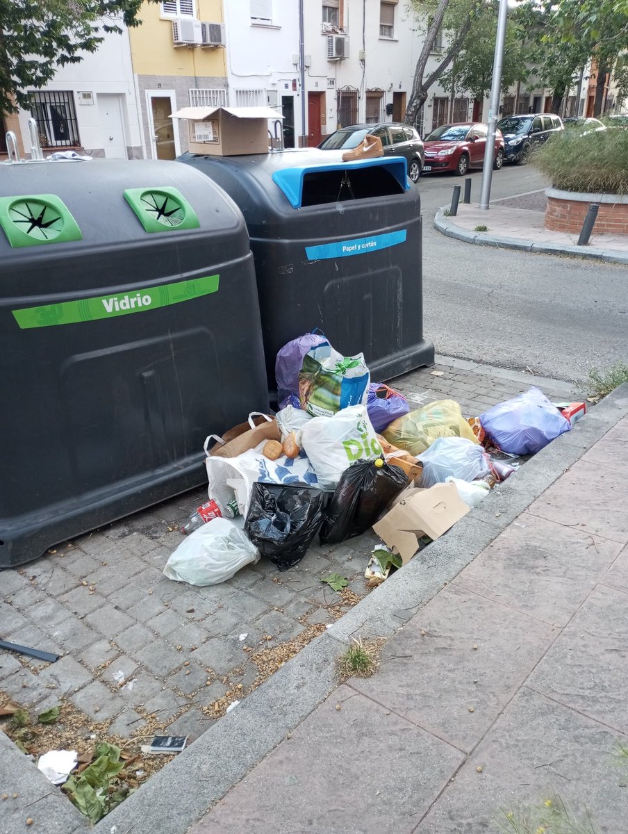 Así amaneció el martes 
#madridestasucio
#simancasabandonado