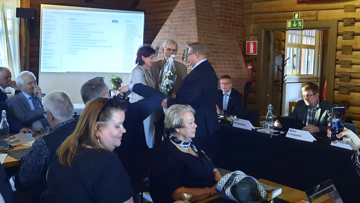 Eilen kokoontunut valtuusto kiitti valtuuston puheenjohtaja Jari Ronkaista neljän vuoden hyvästä työstä. Valtuuston 1. varapj. Hannu Heikkilä totesi Ronkaisen johtaneen määrätietoisesti kuntaa eteenpäin. Kukat ojensi kunnanjohtaja Päivi Rahkonen.