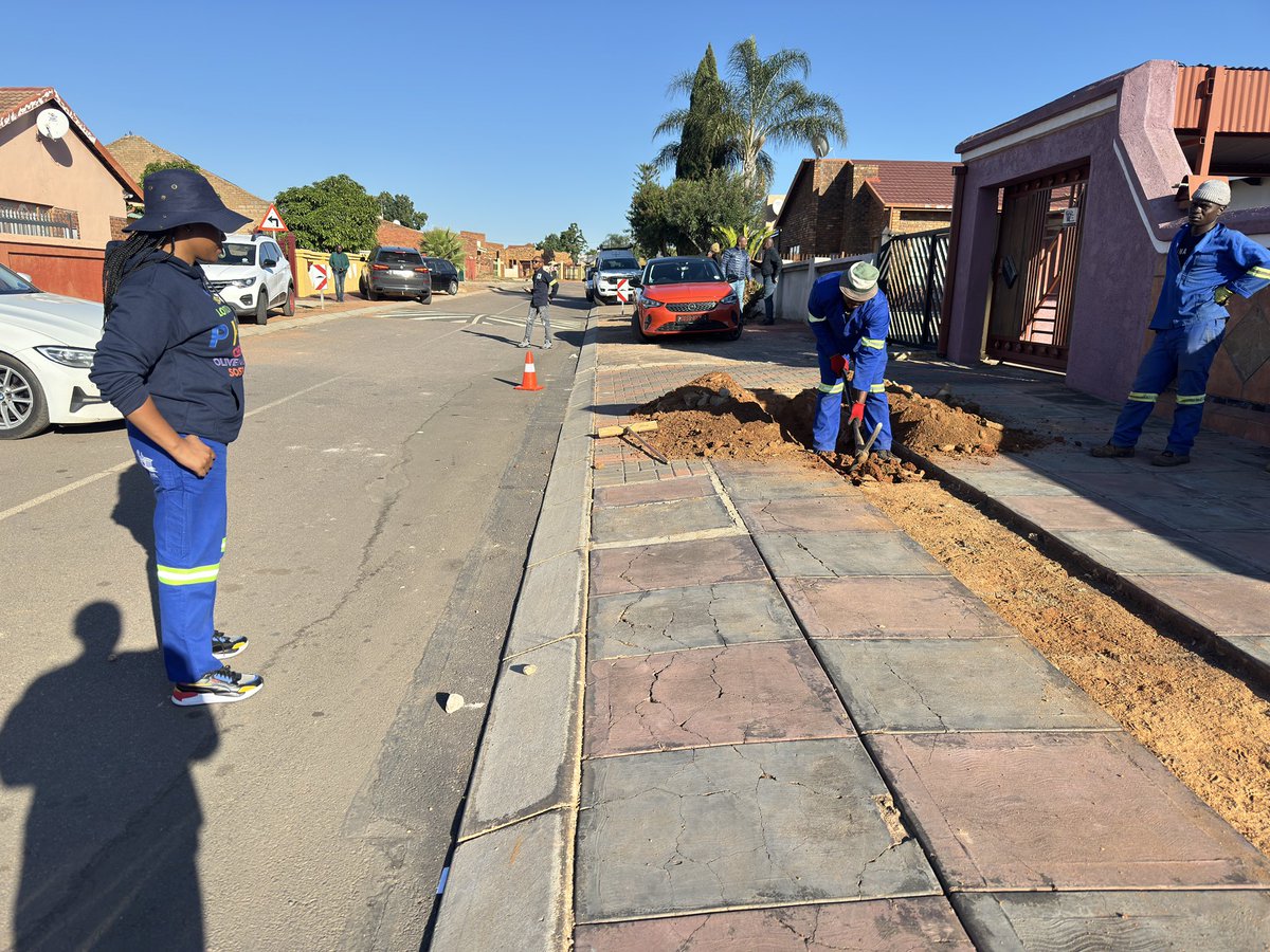 nasiphim's tweet photo. Good morning Tshwane. We started the day in Soshanguve. Cable installations in block BB are at 55%. The first cable has been installed with the last one remaining. Regional teams anticipate completion and electrification at IA substation by next week. These cable replacements are part of efforts to stabalise electricity supply from IA Substation. Residents in Block DD have begun benefiting from the project and in the past few weeks they’ve reported no block outages. Our next focus will be on power stabilization in Jukulyn. @CityTshwane