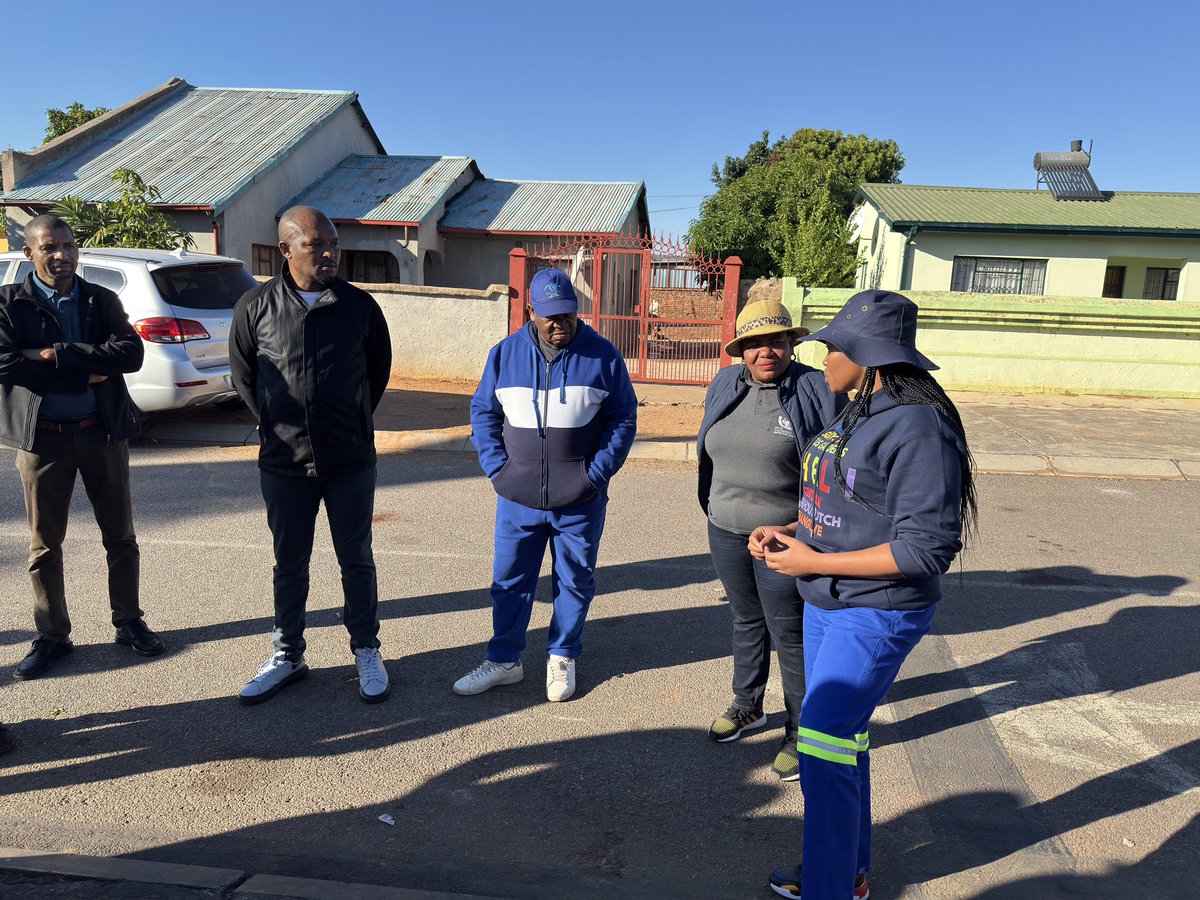 nasiphim's tweet photo. Good morning Tshwane. We started the day in Soshanguve. Cable installations in block BB are at 55%. The first cable has been installed with the last one remaining. Regional teams anticipate completion and electrification at IA substation by next week. These cable replacements are part of efforts to stabalise electricity supply from IA Substation. Residents in Block DD have begun benefiting from the project and in the past few weeks they’ve reported no block outages. Our next focus will be on power stabilization in Jukulyn. @CityTshwane
