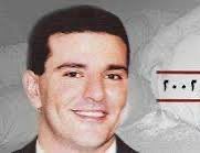 في ذكرى اغتياله ال٢٣ يجب فتح التحقيق.ليس لأن رمزي عيراني مختلف عمّن اغتالهم النظام الأمني، بل لقطع الشك باليقين في شبهة علاقة امنيين بالجريمة. محاسبتهم لو أدينوا سابقة تمنع من يتولى أمن الناس من انتهاك حقوقهم، وتزيل هالة تضفيها الأجهزة على تاريخها بدل الشفافية الضرورية.