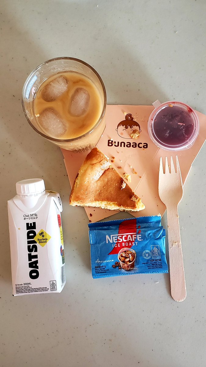 Karena Kedai ke Rumah tiap Selasa libur, bikin kopi sendirilah. Nescafe ice roast, oatside, pakaiin gula aren sedikit.
Mantap 😋