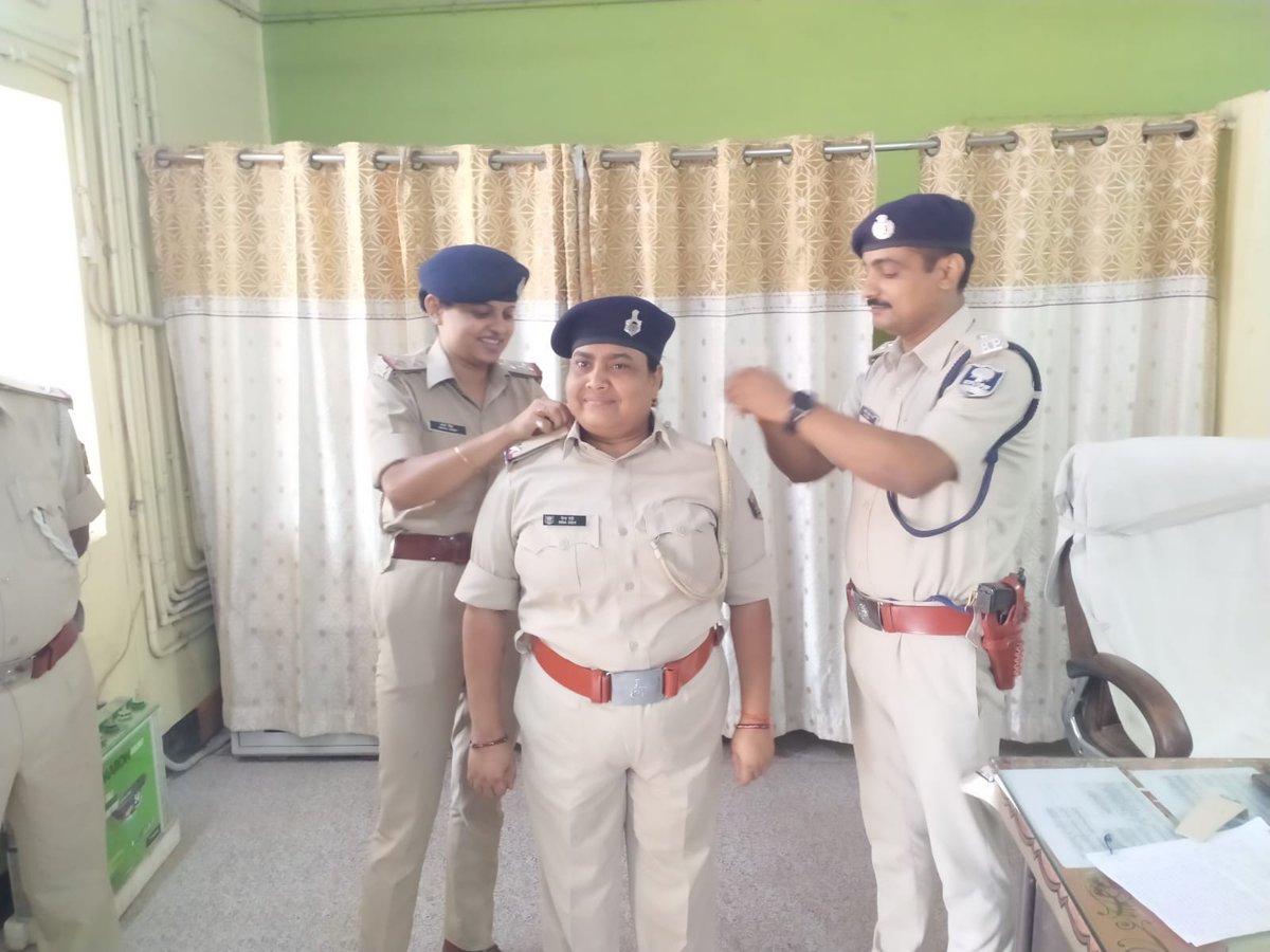 samastipurtown's tweet photo. समस्तीपुर मुफस्सिल थाना में पदस्थापित PTC अजय कुमार व रीना देवी का सहायक अवर निरीक्षक के पद पर प्रमोशन, थाना अध्यक्ष ने कंधे पर लगाया स्टार।
#Samastipur #Muffasil https://t.co/F6Iwyym4A2