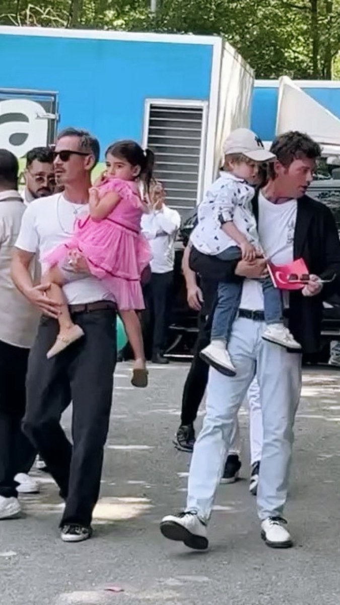 KT_Fans's tweet photo. #KıvançTatlıtuğ #BasakDizerTatlituğ #KurtEfeTatlituğ
#ÖzgeÖzpirinçci #BurakYamantürk #Mergan
The Dads with their little 🫅 & little 👸🏻
Mergan & Kurt 🩷🩵 https://t.co/iu23WrvoeD
