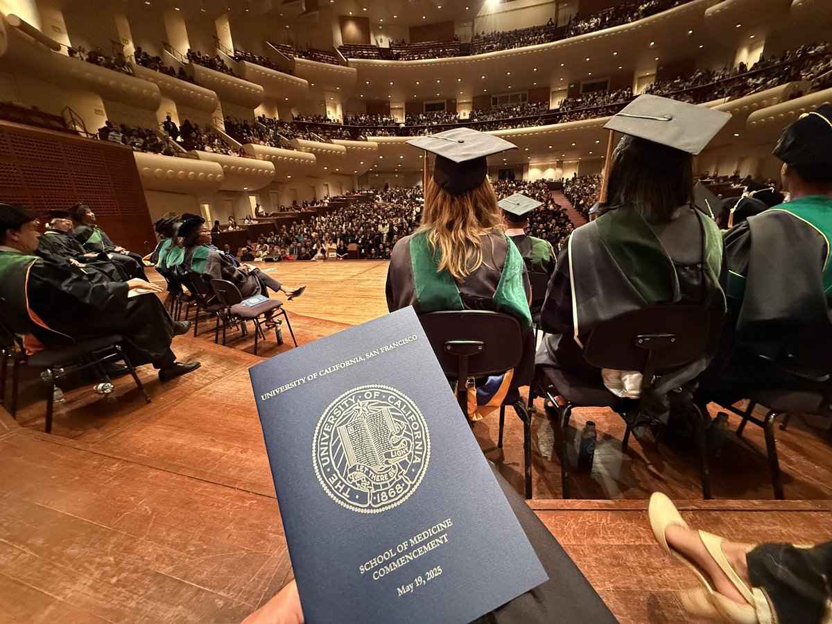 Maker_MD's tweet image. Congratulations to all the UCSF medical school graduates tonite! A special pleasure and honor to “hood” and celebrate @paul_wongg as he heads to the @BrighamSurgery @BwhSurgOncology