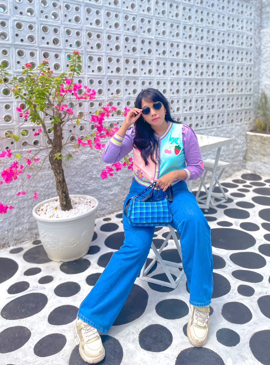 OOTD aku perpaduan warna kombinasi ungu &amp; pink ditambah pakai celana jeans,  tapi tetap stylish dan kece abis. Pokoknyee suka suka akuu ya💟💜 <a href="/AXISgsm/">AXIS</a> #SukaSukaOOTD #AturinSukaSuka #EmangKitaBeda