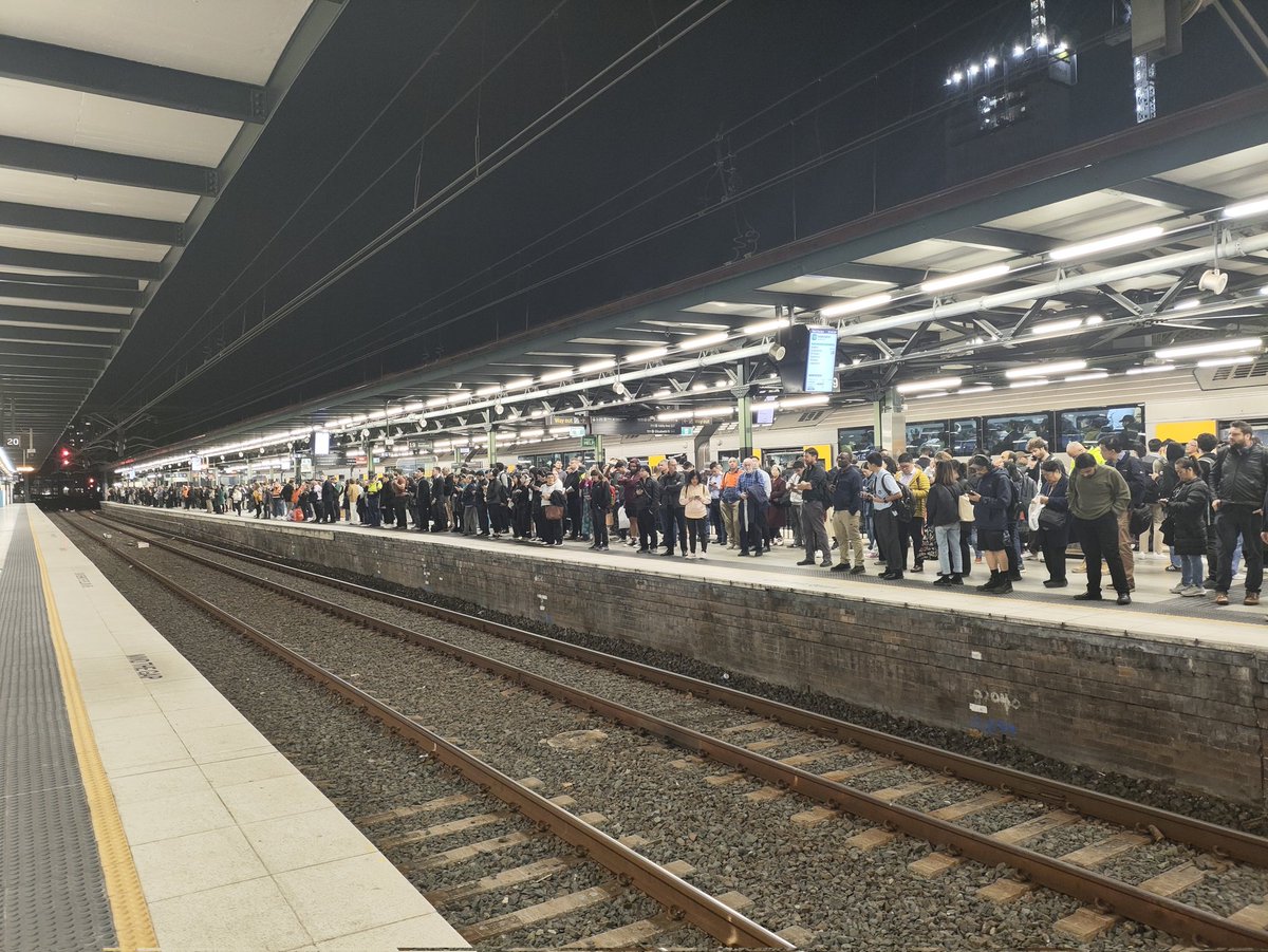 l_zhou1's tweet photo. #sydneytrains major delays this evening @7NewsSydney @abcnews @9NewsSyd https://t.co/h4koGTkigE