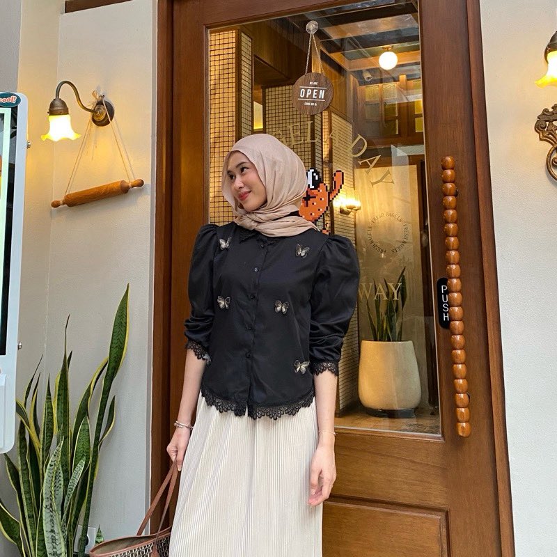 notevenastone's tweet image. Kalau pake blouse ini vibesnya tiba-tiba hidup berasa romcom 😍🙌
Tinggal nunggu soundtracknya
(Hijab friendly) 🧕🏻🧕🏻🧕🏻