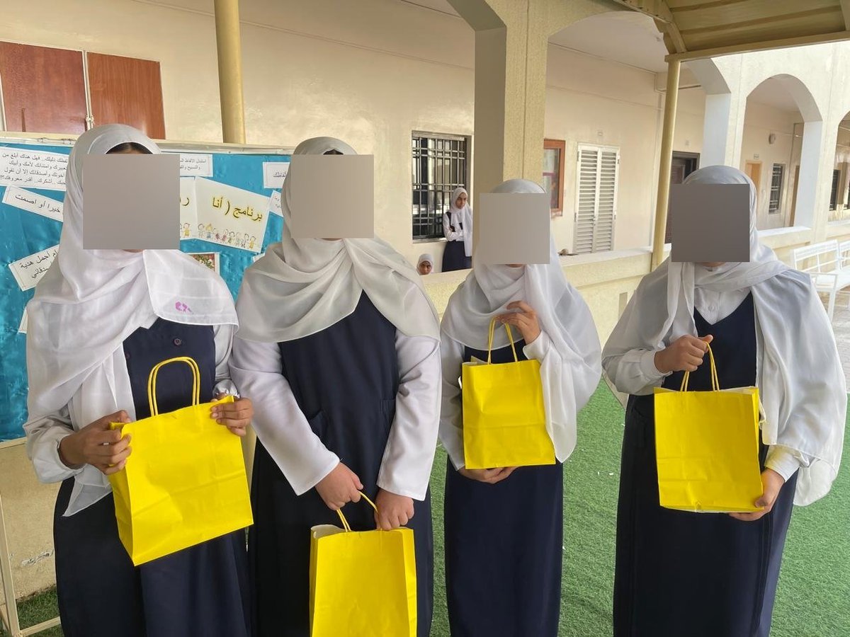 كرّمت الأستاذة صفية الوحشي الطالبات المشاركات في مسابقة "الكتابة الإبداعية " والحاصلات على مراكز متقدمة.