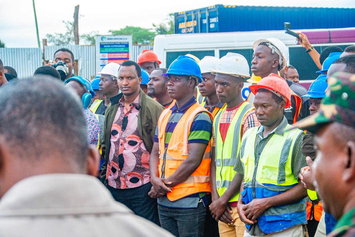 Rc_arusha's tweet photo. Mkuu wa Mkoa wa Arusha, Mhe. Paul Christian Makonda, leo asubuhi amefanya ukaguzi wa maendeleo ya ujenzi wa madaraja mawili ya King’ori yanayojengwa katika barabara kuu ya Arusha – Moshi na kuridhishwa na kasi na ubora wa ujenzi wa madaraja hayo. https://t.co/e4TiPExaig