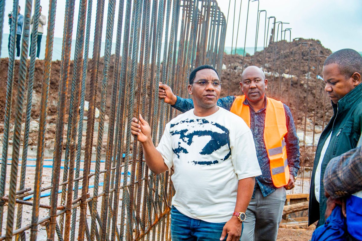 Rc_arusha's tweet photo. Mkuu wa Mkoa wa Arusha, Mhe. Paul Christian Makonda, leo asubuhi amefanya ukaguzi wa maendeleo ya ujenzi wa madaraja mawili ya King’ori yanayojengwa katika barabara kuu ya Arusha – Moshi na kuridhishwa na kasi na ubora wa ujenzi wa madaraja hayo. https://t.co/e4TiPExaig