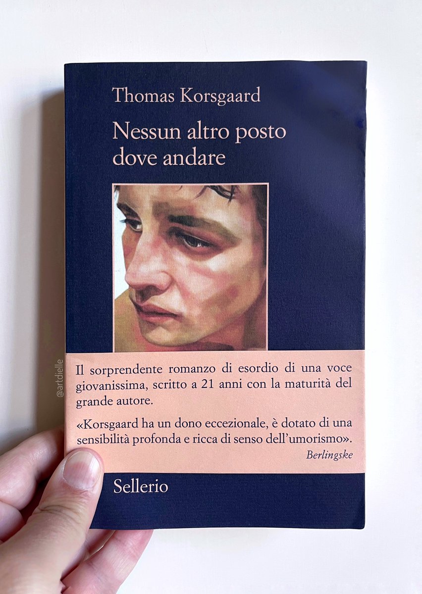Da oggi è #inLibreria “Nessun altro posto dove andare” di Thomas Korsgaard, tradotto dal danese da Andrea Romanzi, romanzo d’esordio di un autore di soli 21 anni con una voce potente e matura.
Ambientato in una Danimarca rurale, il romanzo segue Tue, un adolescente intrappolato
