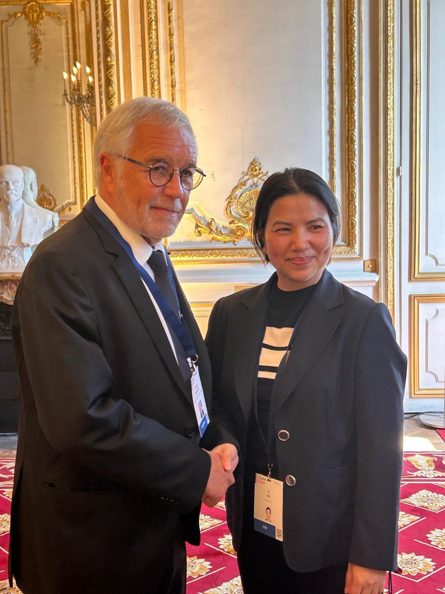 François Rebsamen (@frebsamen) on Twitter photo Il y a 8 ans, <a href="/EmmanuelMacron/">Emmanuel Macron</a> faisait un pari : #ChooseFrance !
Hier, à la rencontre d'investisseurs, j’ai porté la voix de la France et de nos territoires : attractifs, compétents, tournés vers l’avenir. Fier !
On continue ! Il y a 8 ans, <a href="/EmmanuelMacron/">Emmanuel Macron</a> faisait un pari : #ChooseFrance !
Hier, à la rencontre d'investisseurs, j’ai porté la voix de la France et de nos territoires : attractifs, compétents, tournés vers l’avenir. Fier !
On continue !
