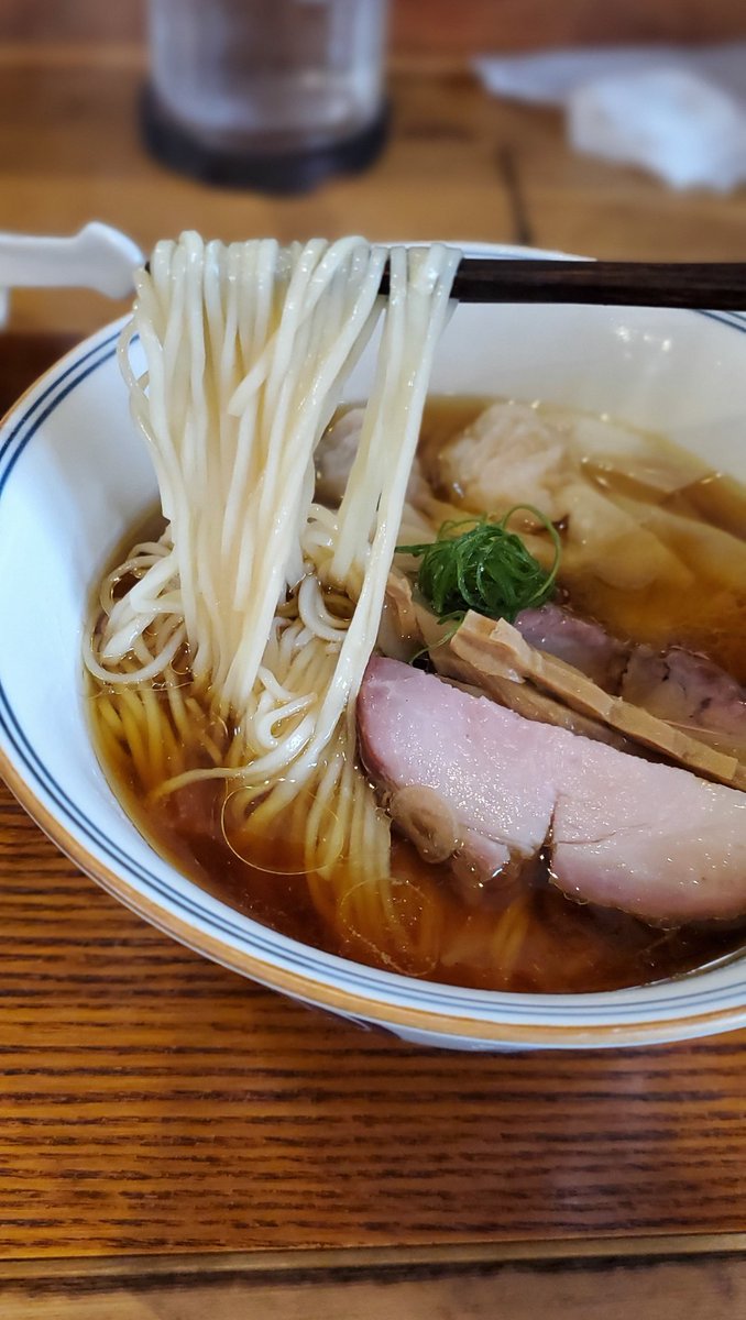 2sweetbeanpaste's tweet photo. Ramen FeeL@日向和田🔰

Ramen FeeLさんに初訪問
で贅沢連食🍜🙋

・特上醤油らぁ麺
・名古屋コーチン有明海苔佃煮ご飯

清湯スープに鶏の旨味と醤油の味わい
でメチャクチャ美味しくて自家製麺の中細ストレート麺は極上醤油スープとの相性抜群😆
トッピングのチャーシューやワンタンも極上でした🤩

・FeeLつけ麺スープダブル(麺大盛り)
・チャーシュー皿

スープは醤油と塩の2種類が楽しめて麺は3種あり白い細麺、黒い麺、白い太麺で
一杯で何通りもの味わいが楽しめ美味しかったです😋
チャーシューは全てが絶品🤩
ご馳走様でした🙇
